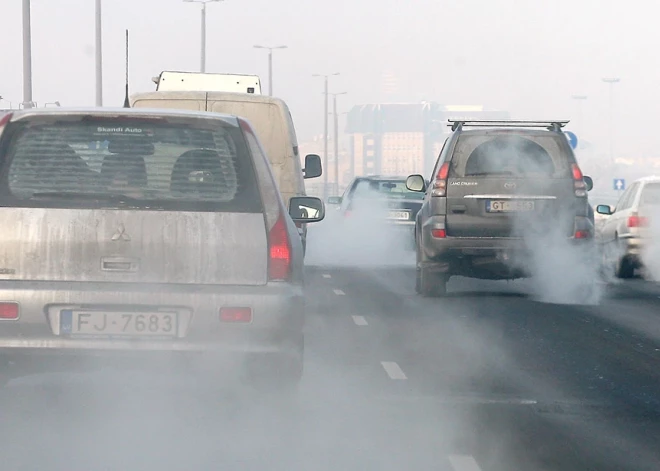 ES vienojas līdz 2035. gadam izbeigt benzīna un dīzeļa automašīnu pārdošanu