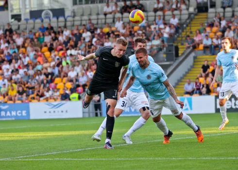 FK "Valmiera" Latvijas virslīgā uzvarējusi pēdējās 15. spēlēs, bet vienīgo zaudējumu 19 mačos piedzīvojuši tieši pret FC "Riga". 