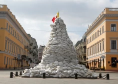 В Одессе памятник основателю города Дюку де Ришелье пытаются уберечь от обстрелов при помощи мешков с песком. 