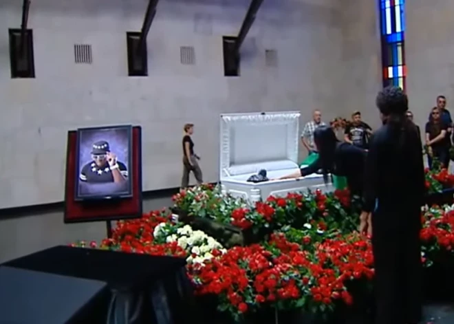 "Я всегда буду любить тебя": бывшая жена и дочь Пьера Нарцисса рыдали у гроба на прощании