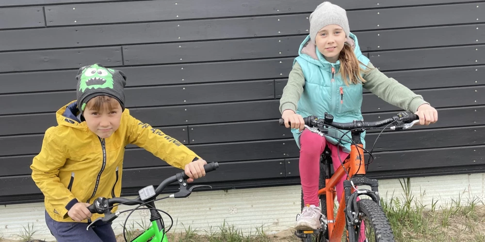 Pārvietojoties ar divriteni, meita Gabriela ir apzinīgāka, savukārt dēls Kristo brauc pilnīgā frīstailā, abu braukšanas īpatnības komentē mamma Krista.