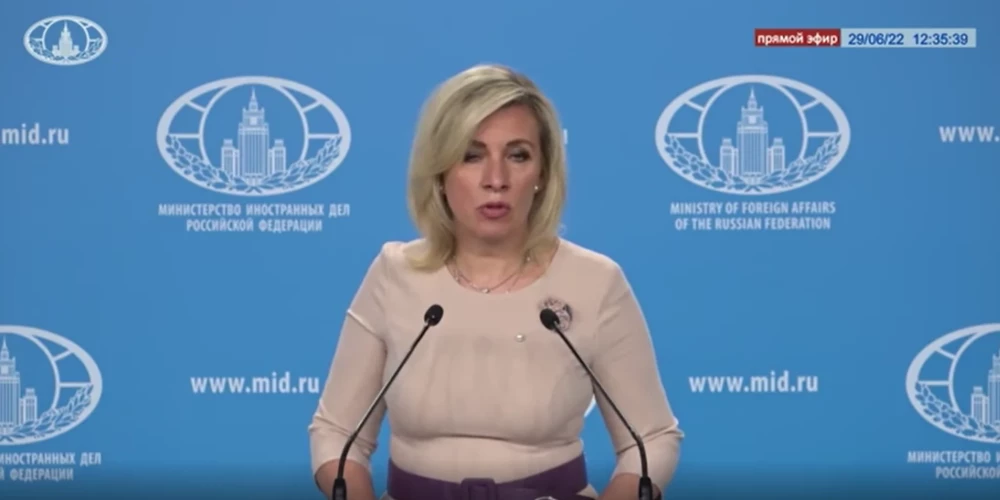 Zīmīgi, ka Zaharova Latvijas aktīvistus, nosaucot tos vārdos, aizstāvējusi translācijā, kura oficiāli nosaukta: “Krievijas Ārlietu ministrijas oficiālās pārstāves brīfings par aktuālajiem iekšpolitikas jautājumiem”.