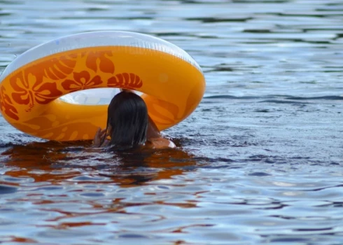 Не рекомендуется купаться на Кипсальском пляже: эксперты проверяют качество воды
