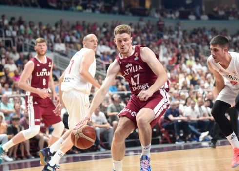 Latvijas basketbolistu lieliskā aizsardzība nodrošina vēsturisku uzvaru pret vareno Serbiju