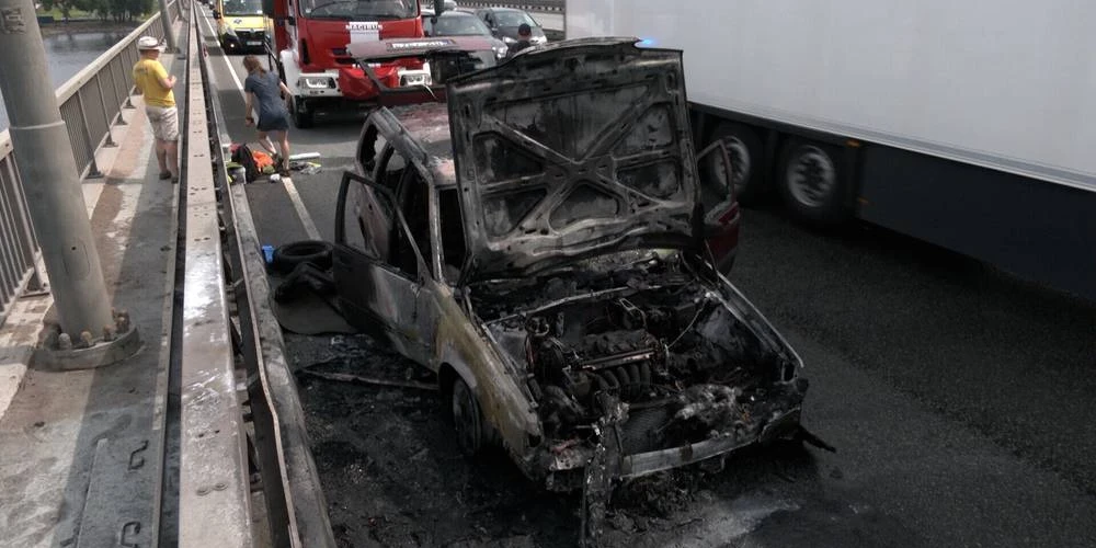 Сгоревший автомобиль