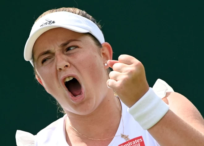 Ostapenko lauž spēles gaitu un iesoļo Vimbldonas astotdaļfinālā