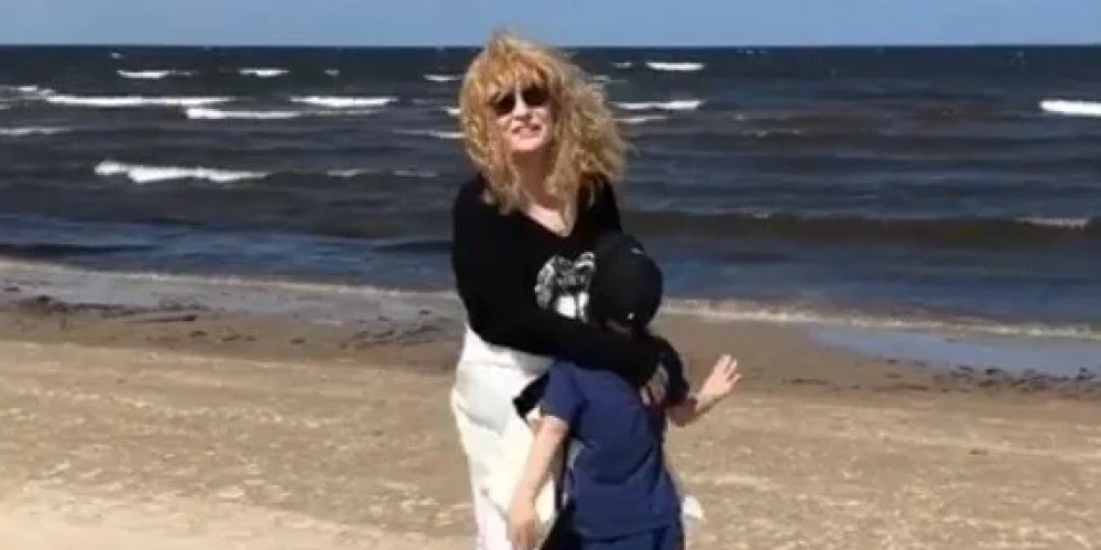 ВИДЕО: Аллу Пугачеву с детьми засняли на пляже в Юрмале