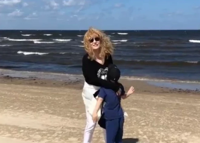 ВИДЕО: Аллу Пугачеву с детьми засняли на пляже в Юрмале
