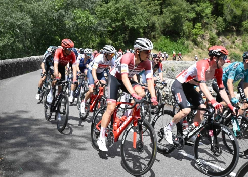 Toms Skujiņš  (priekšplānā) savu piekto “Tour de France” velobraucienu sāk ar cerību nākamo trīs nedēļu laikā kādu dienu iesaistīties cīņā par uzvaru kādā no posmiem .