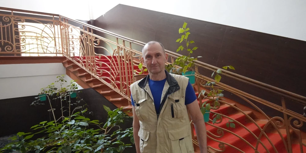 Frontē bez pārmaiņām: mikroķirurgs Olafs Libermanis stāsta par ikdienu militārajā hospitālī Kijivā
