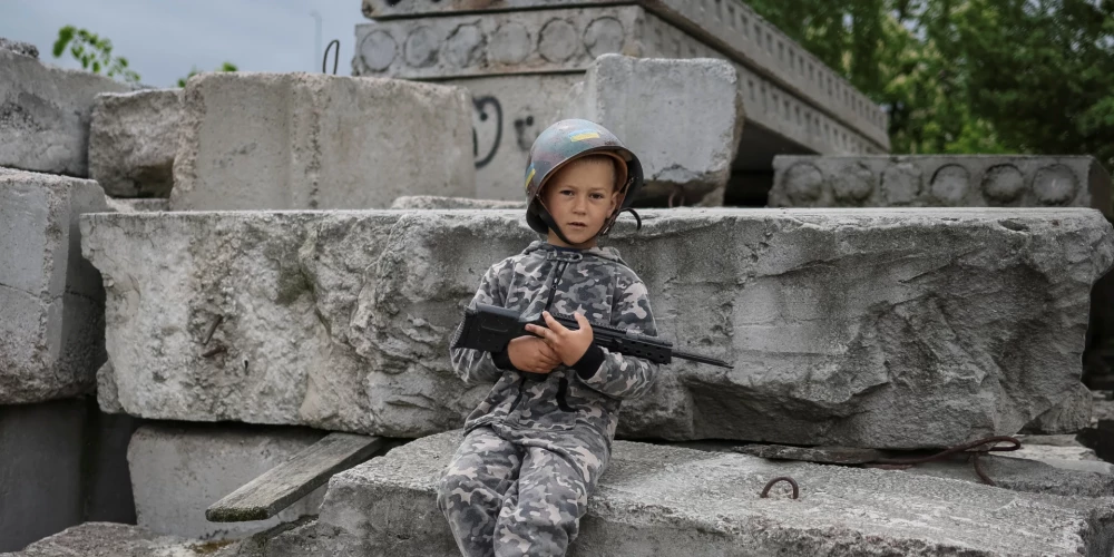 Karā Ukrainā nogalināti jau 344 bērni