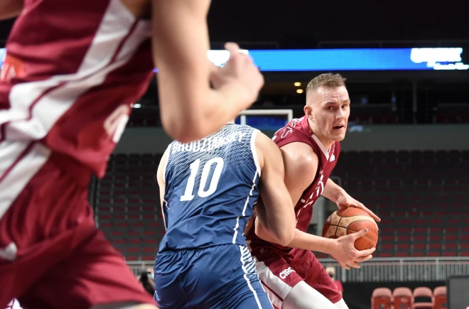 Anžejs Pasečņiks Latvijas vīriešu basketbola izlases sastāvā 2023.gada Pasaules kausa kvalifikācijas spēlē pret Slovākijas komandu "Arēnā Rīga" 2021. gada novembrī.