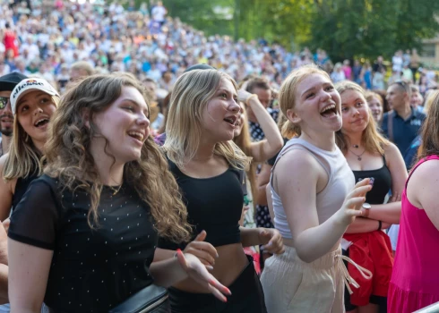 FOTO: ar koncertu Saulkrastos publiku sajūsmina "Labvēlīgais tips"