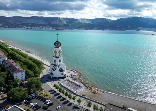 Jaunuzceltā Fevronijas un Pētera vārdā nosauktā pareizticīgo baznīca Novorosijskā atrodas gleznainā vietā - Melnās jūras krastā.