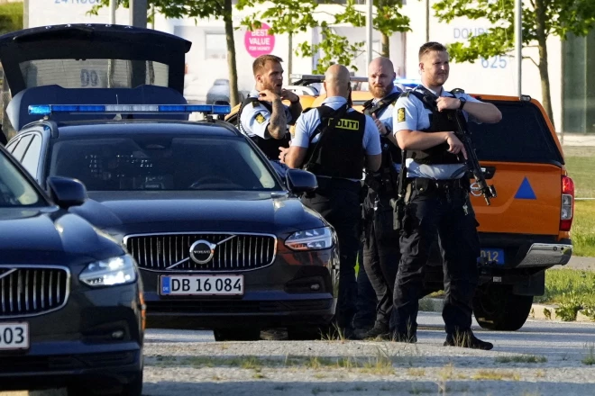 Policisti pie tirdzniecības centra "Field's", kur notika apšaude.