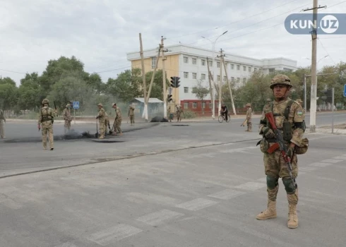 Uzbekistānas dienesta locekļi Nukusā, Karakalpakstānas reģiona galvaspilsētā.