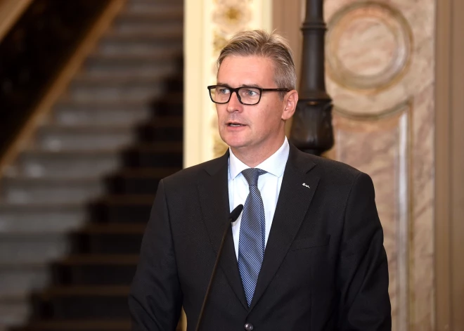 Prokuratūra lūdz tiesāt Bondaru un viņa sievu par iespējamu dokumenta viltošanu