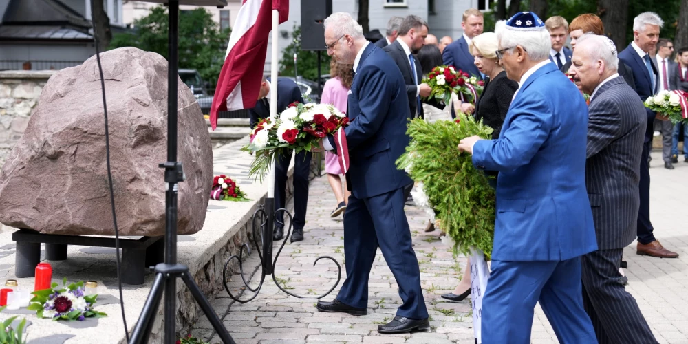 FOTO: ebreju tautas genocīda upuru piemiņas pasākumā ziedus noliek augstas amatpersonas