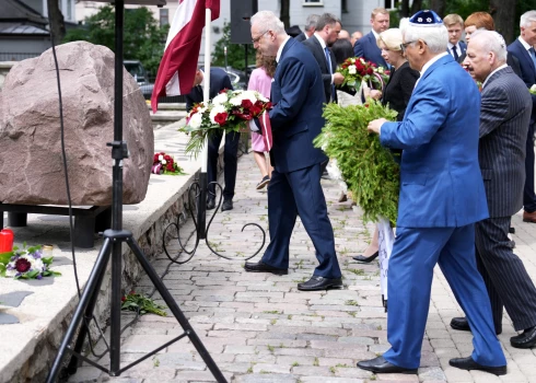 FOTO: ebreju tautas genocīda upuru piemiņas pasākumā ziedus noliek augstas amatpersonas