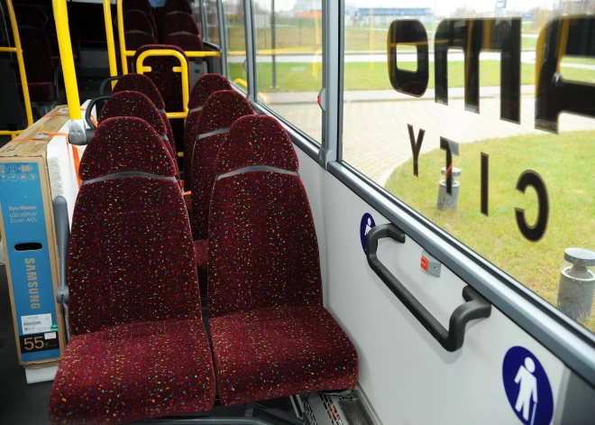 Šoferim, kura vadītais autobuss svētdien Jelgavas novadā ieslīdēja grāvī, piemēro 50 eiro sodu