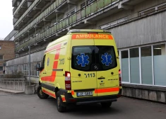 Paula Stradiņa Klīniskajā universitātes slimnīcā ierodas Neatliekamās medicīniskās palīdzības automašīna ar Covid-19 pacientu.