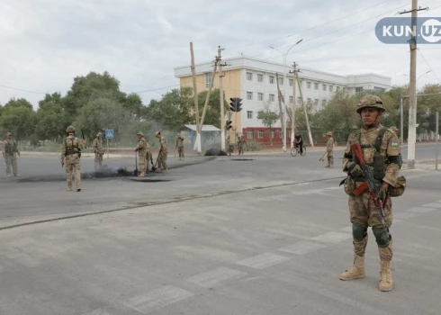 Karakalpastānā uz mēnesi izsludināts ārkārtējais stāvoklis - uzbeku karavīri karakalpakiešiem neļauj protestēt.