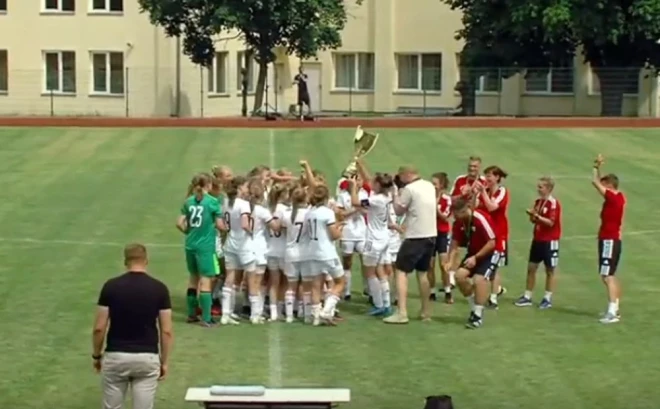 Latvijas U-17 futbolistes līksmo par izcīnīto trofeju.