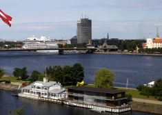 Uz AB dambja uzstādīts monumentālā Latvijas karoga 60 metrus augsts karoga masts, paceļot tajā Latvijas karogu.