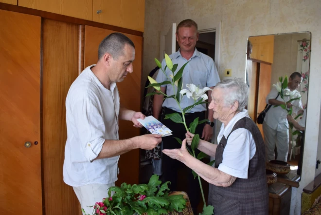 Bauskas novada pašvaldības darbinieki sveic Mariju Treiguti 100. dzimšanas dienā.