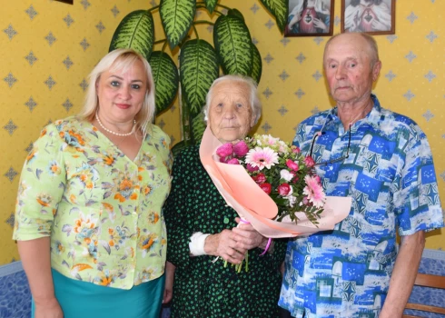 Jelgavas novada domes priekšsēdētaja vietniece Ilze Vītola, 102. dzimšanas nosvinējusī līvbērzniece Ļutija Petroviča un viņas radinieks.
