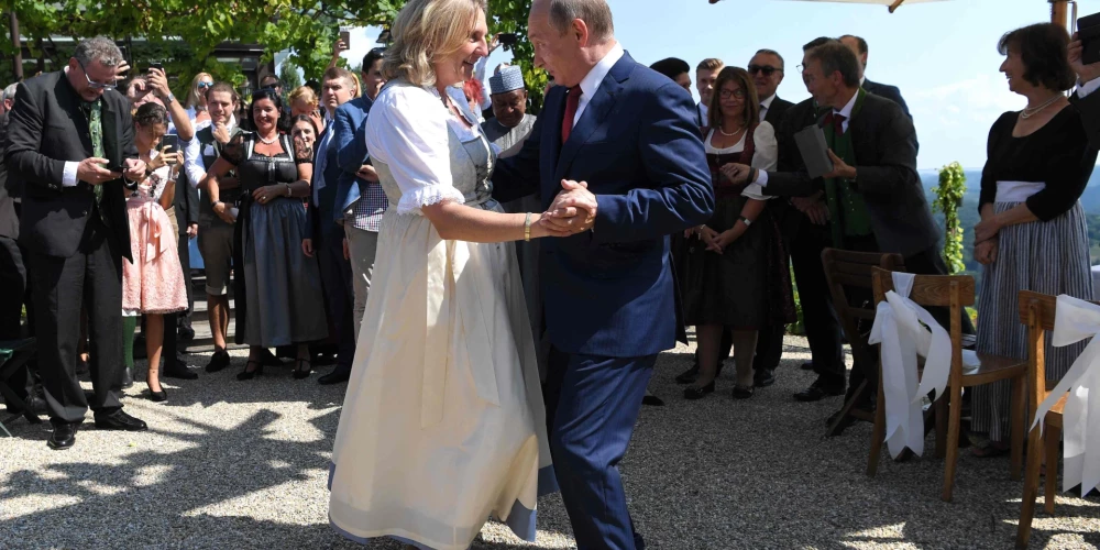 Austrijas eksministre, kura savās kāzās dejoja ar Putinu, "nāves draudu" dēļ pametusi valsti