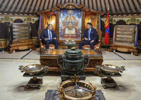 Pašā centrā - vāze ar svastiku. Pēc Lavrova vizītes Mongolijā tīmeklī parādās īpatnēji foto
