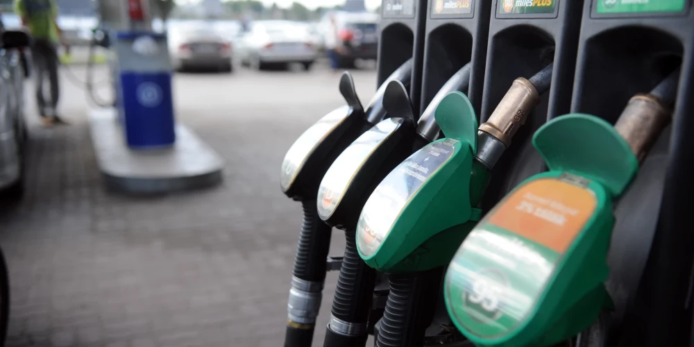 Degvielas cenu politika Latvijā uztrauc Igaunijas transporta uzņēmumus