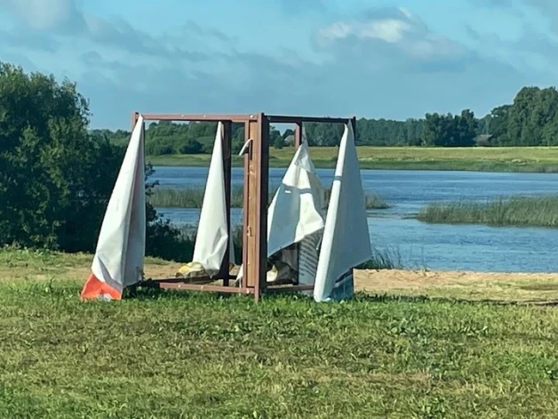 Jūlija sākumā kādi aptrakuši huligāni izdemolēja Zaķusalas peldētavas ģērbtuvi Līvānos.