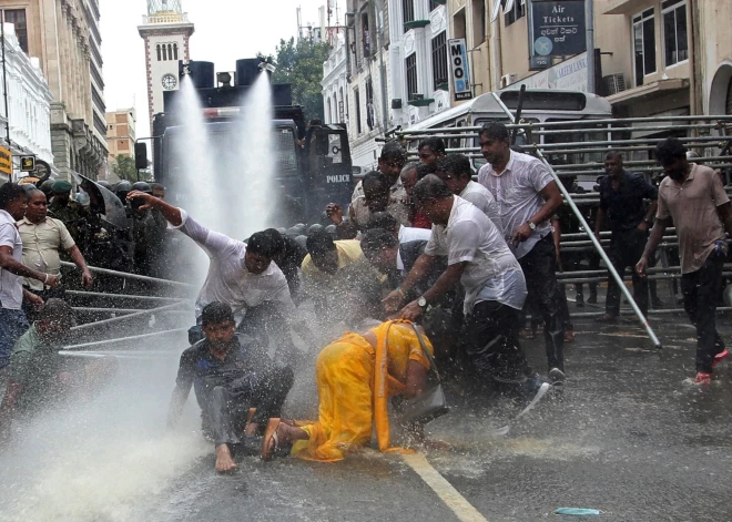 Šrilankas prezidents zvanījis Putinam un lūdzis palīdzību
