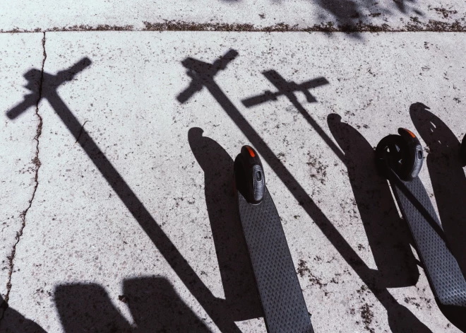 Lietuvas premjeres automašīna sadūrusies ar elektrisko skrejriteni