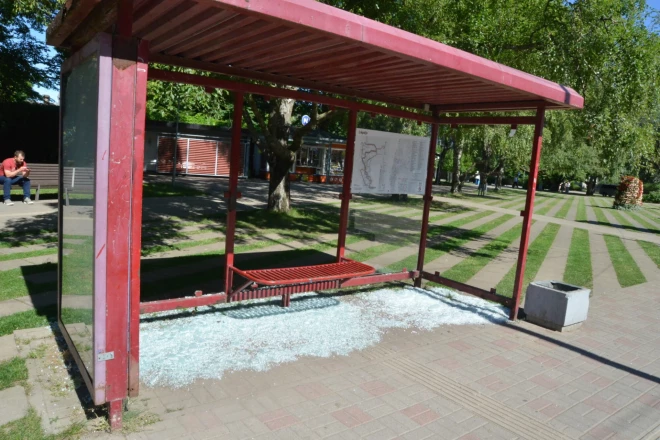 Naktī uz ceturtdienu izdauzīti stikli tramvaja pieturai iepretim Liepājas tirdzniecības namam „Kurzeme”.