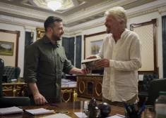 Britu uzņēmējs Ričards Brensons (pa labi) tiekas ar Ukrainas prezidentu Volodimiru Zelenski un sola sniegt palīdzīgu roku.