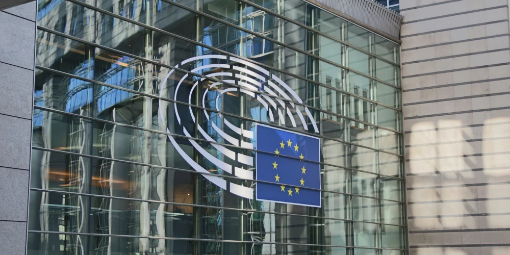 EP piekrīt Ukrainai aizdot vēl vienu miljardu eiro