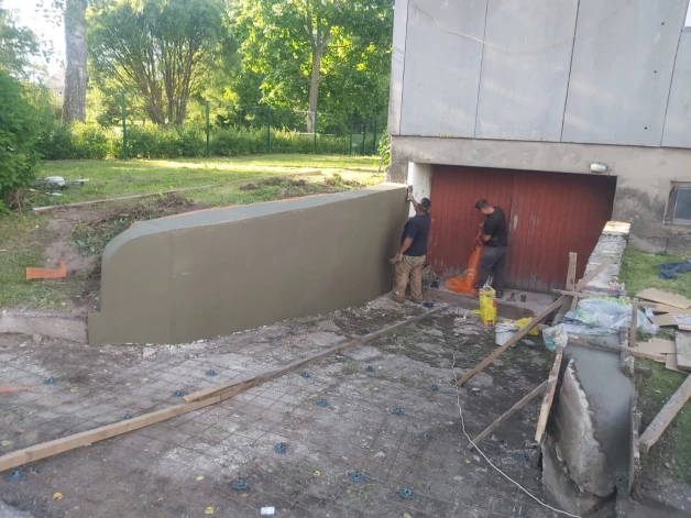 Četri vīri no Ukrainas nostrādāja divas dienas no rīta līdz vakaram, būvējot ārmalas garāžas piebrauktuvei.