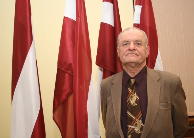 "Gāju pie balkona margas, lai pierastu pie augstuma" - kā Bruno Javoišs radiotornī uzvilka Latvijas karogu, nokļūstot cietumā