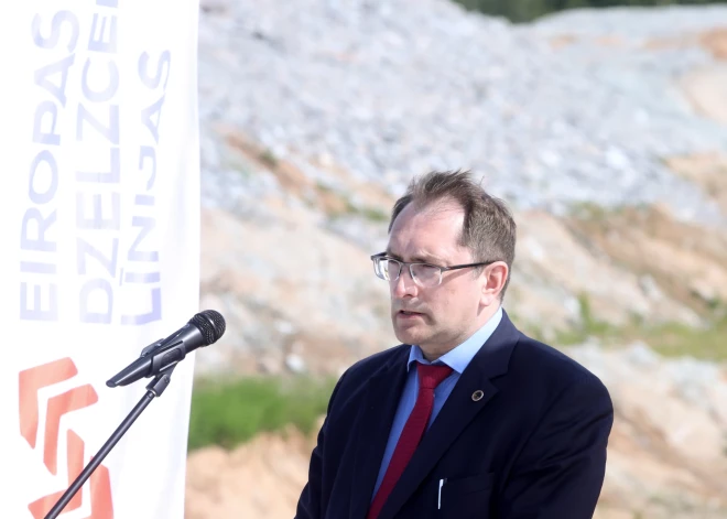 Несколько организаций обратились к премьеру Кариньшу с требованием отставки министра сообщения