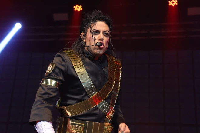 Бразильский танцор Родриго Тизер, выступающий под Майкла Джексона.