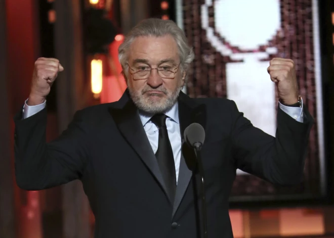 78-летнего Роберта Де Ниро заметили на прогулке с 10-летней дочерью