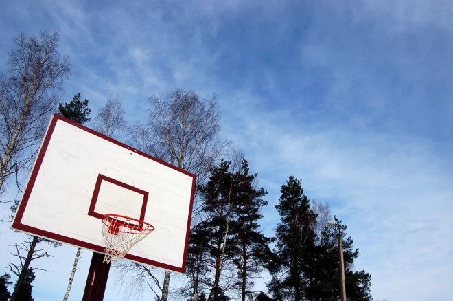 Gulbeniešos asas diskusijas raisījis basketbola grozs Nākotnes ielas mikrorajonā – pa to “mūsu nākotne” nevar rimt vien mest bumbu pat vēlās vakara un nakts stundās!