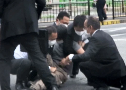 Sašautais Japānas premjerministrs Sindzo Abe miris