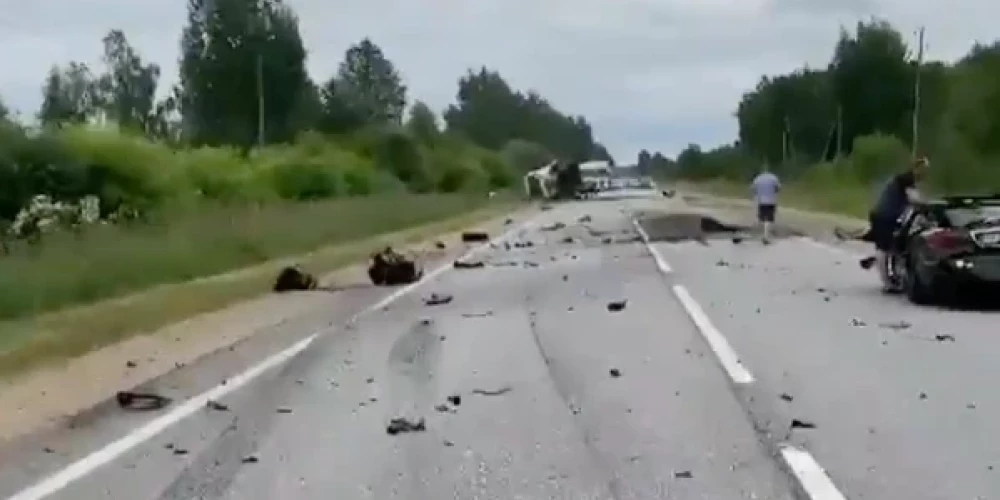 VIDEO: uz Liepājas šosejas Babītes pagastā notikusi traģiska avārija; bloķēta satiksme