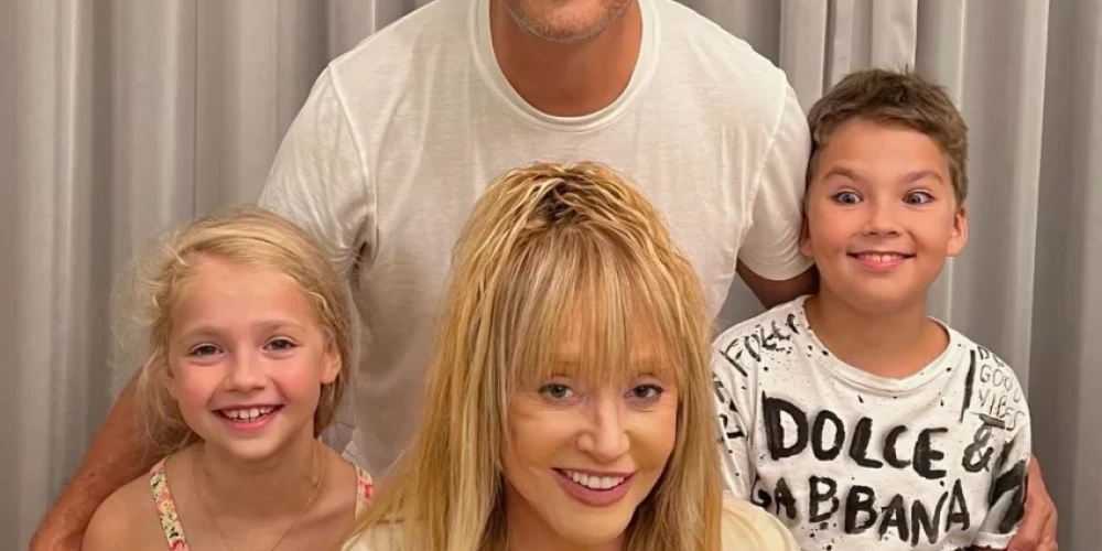 Максим Галкин с Аллой Пугачевой и детьми Лизой и Гарри (Фото: Instagram)