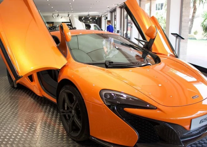 Piedraudot ar ieroci, vīrietis automašīnu salonā pieprasījis uz viņa vārda pārrakstīt “McLaren” automašīnu