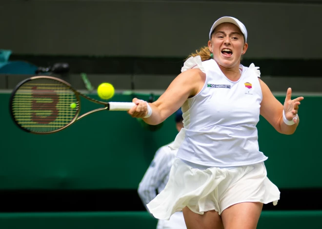 Ostapenko/Kičenoka cieš zaudējumu Vimbldonas tenisa čempionāta dubultspēļu turnīra pusfinālā